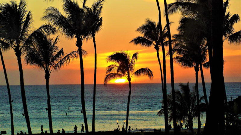 夕日に沈むハワイの海