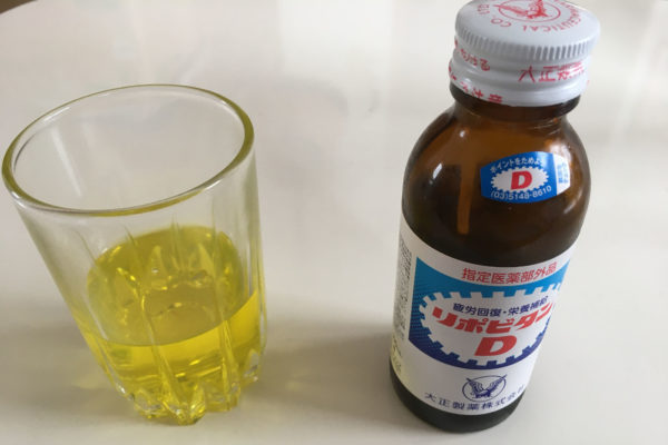 リポビタンDの中身をコップに移した画像