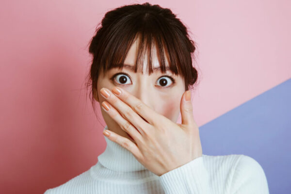 目を丸くする女性