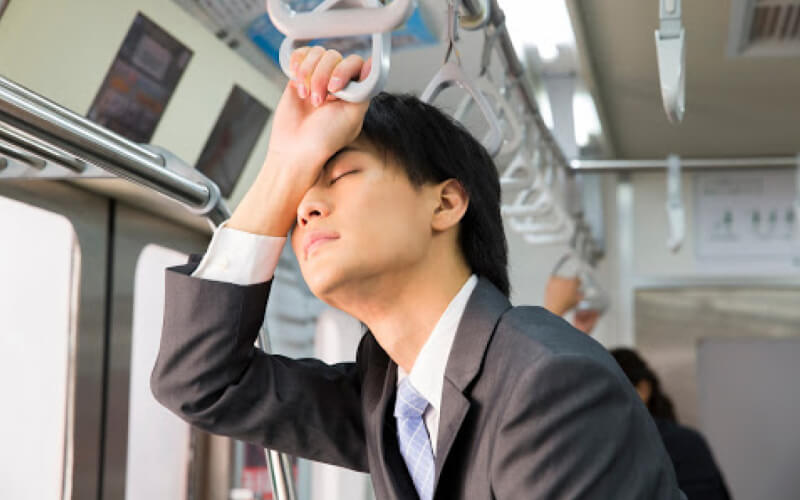 朝は電車で寝ない方がいい4つの理由！電車で眠気に耐えられないときの対処法も解説