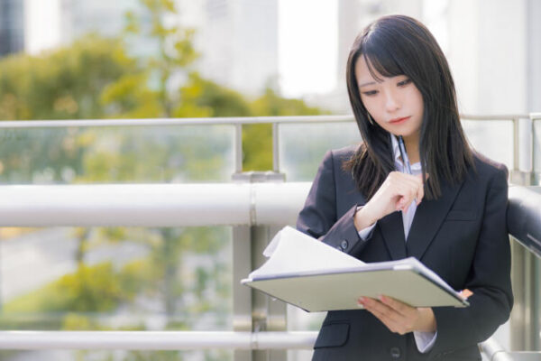 アイデアが思い浮かばないのは病気だと疑う女性